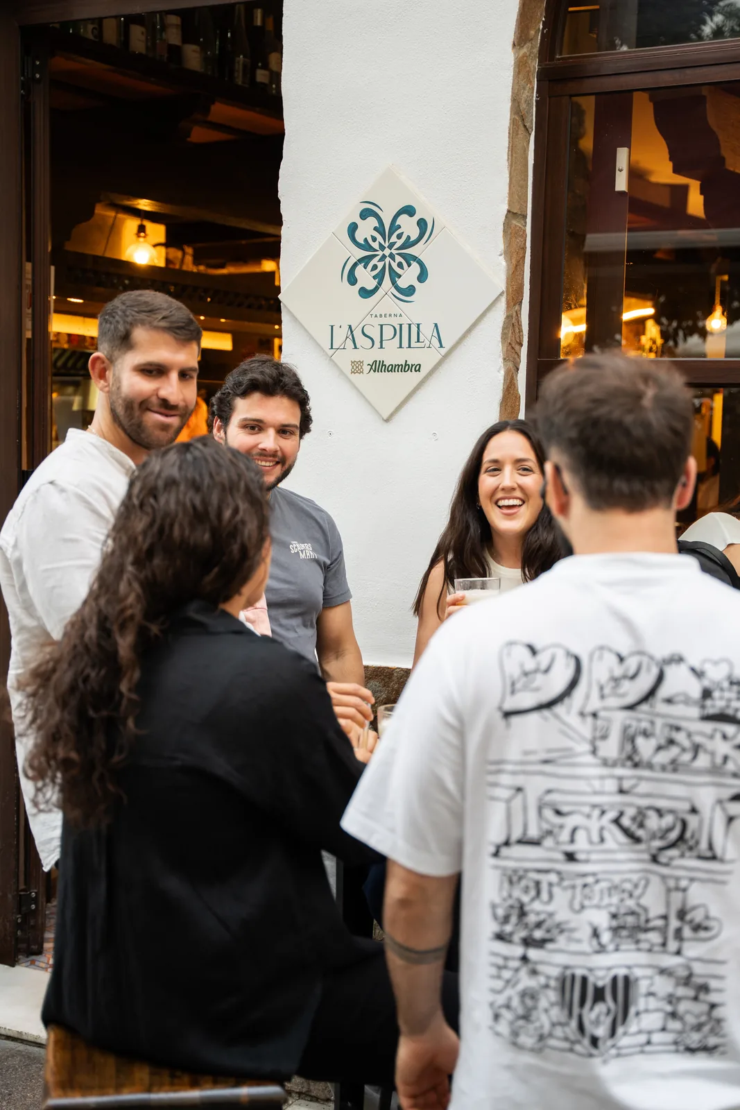 El equipo de L'Aspilla disfrutando en la taberna